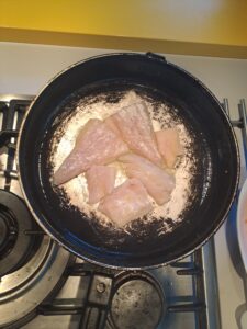 Brasse mit der Hautseite in die Pfanne