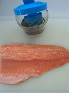 Fisch beidseitig mit Knoblauchöl einpinseln