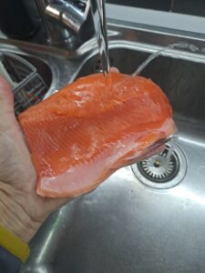 Lachforellenfilet waschen