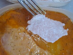 "Mehlschnitzel" ins Ei-Salz-Gemisch