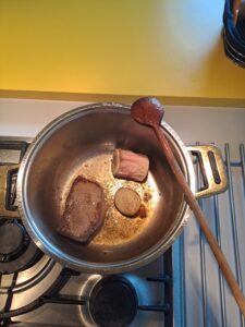 Fleisch und Zwiebel beidseitig scharf anbraten