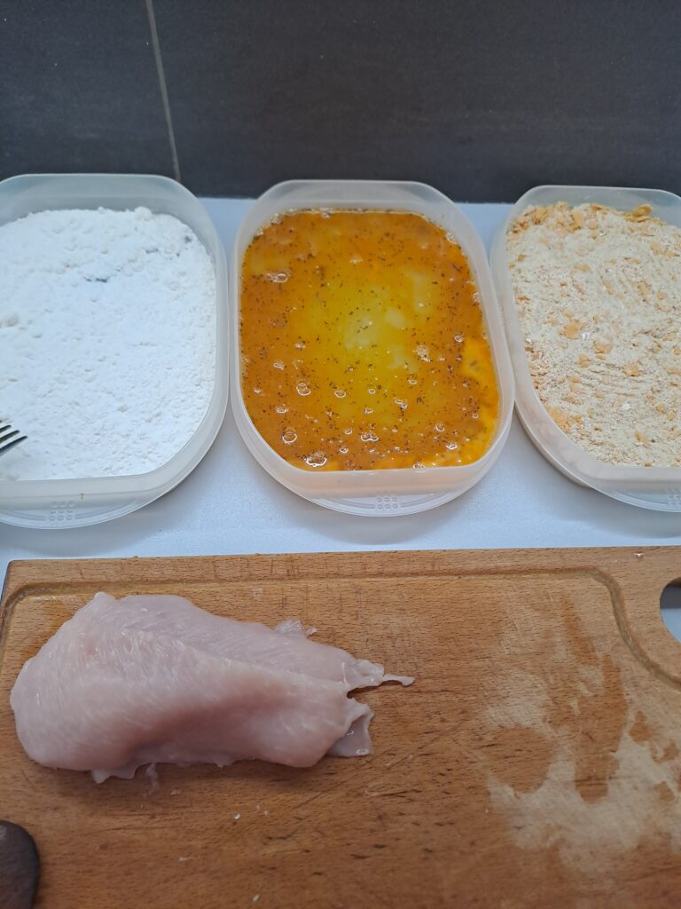 Fleisch und Panierstraße stehen bereit