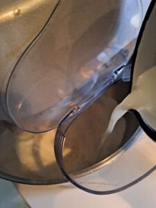 Milch-Mineralwasser-Gemisch einkneten
