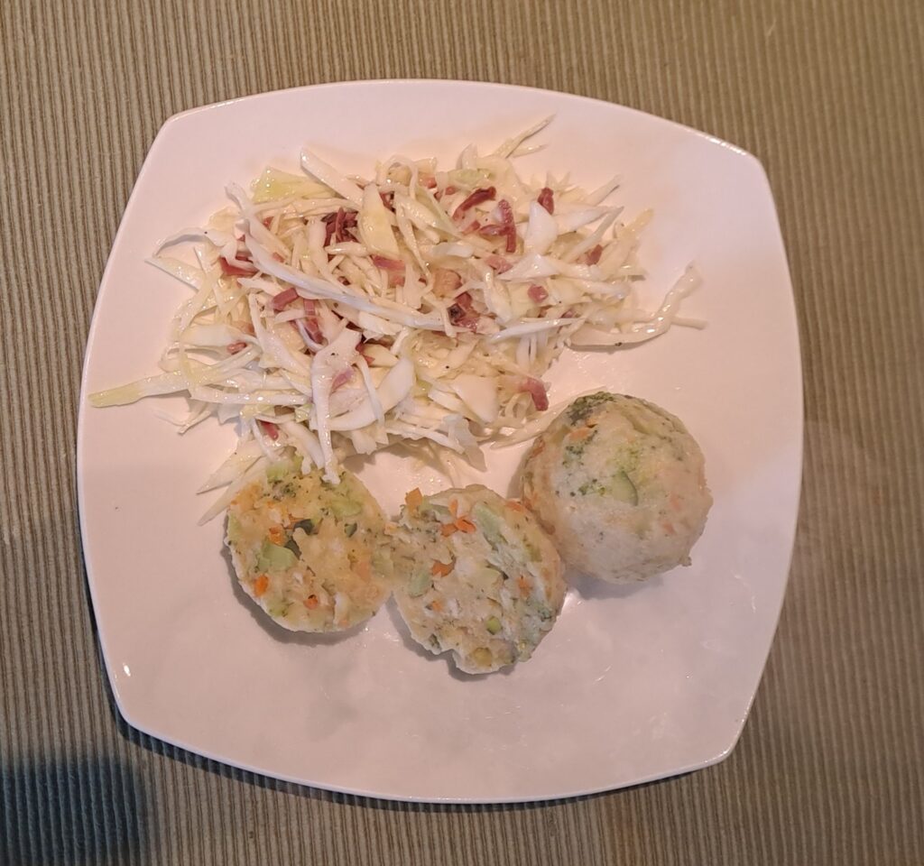 Gemüseknödel mit Speckkrautsalat
