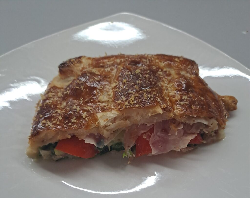Gemüsestrudel mit Schinken angerichtet