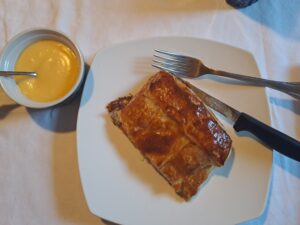 histaminarmer Gemüsestrudel mit Mayonnaise angerichtet