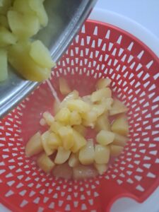 Kartoffel in eine Salatschleuder abseihen