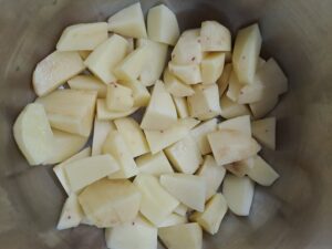 geschnittene, geschälte Kartoffel