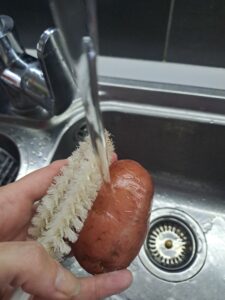 Kartoffel abbürsten