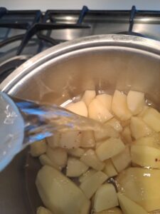 Kartoffel mit heißem Wasser aufgießen