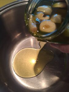Knoblauchöl in den Kochtopf