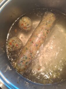 Knödel in Salzwasser kochen