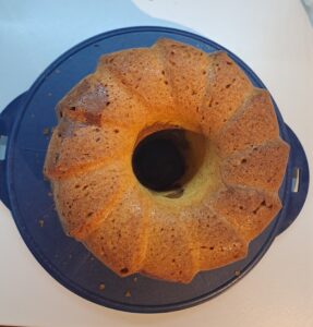 Marmorkuchen auf Tortenplatte