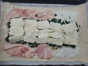 mit Mozzarellascheiben belegen