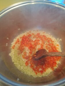 Paprika in den Topf