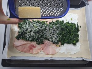 Parmesankäse auf den Schinkenteil