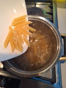 Penne ins Salzwasser