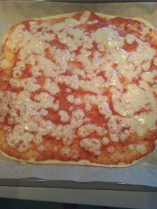 gebackene Pizza vor dem finalen Belag