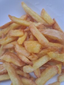 Pommes frites angerichtet