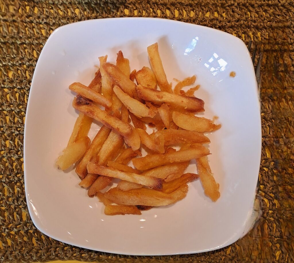 Pommes frites angerichtet