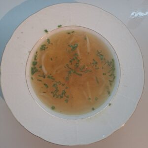 Fleischsuppe mit Zwiebel und Schnittlauch