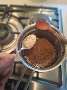 Brühe-Zwiebel-Gemisch salzen