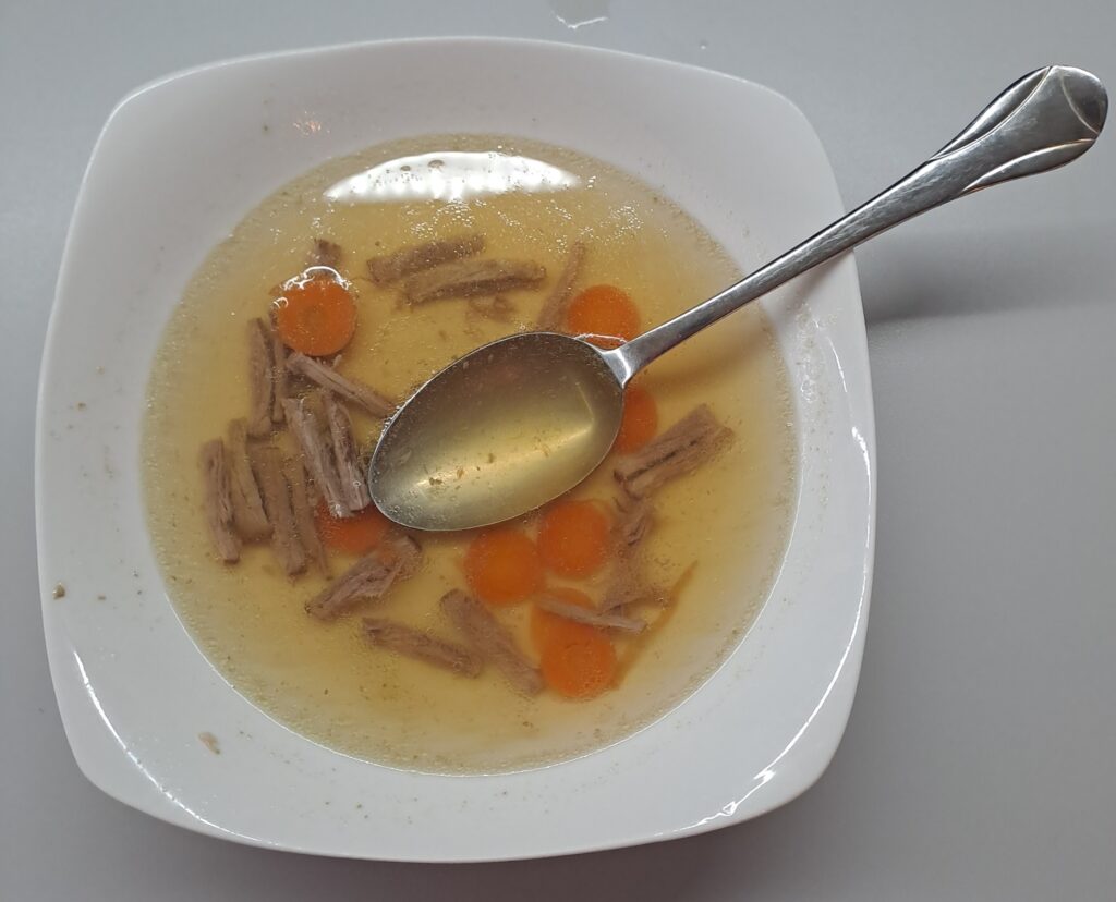 Rinderbrühe angerichtet
