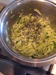 geschnitten Salbei zu den Zucchini