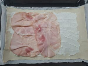 2/3 des Teiges mit Schinken belegen