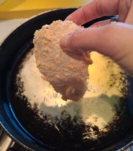 Schnitzel ins heiße Öl legen