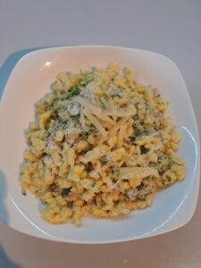 Spatzlen angerichtet mit Parmesankäse und Parmesanstiften