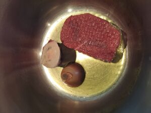 Suppenfleisch und Zwiebel scharf anbraten