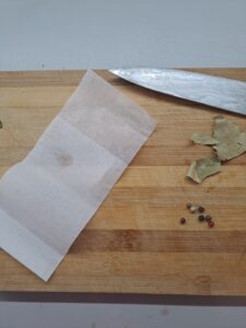 Lorbeerblätter und Pfeffer in Teefilter