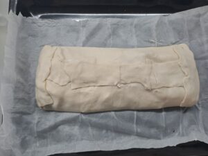 den Teig zu einem Strudel umschlagen