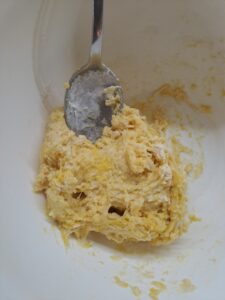 Teig mit dem Löffel schlagen