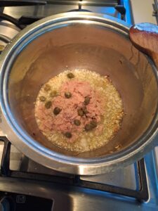 Thunfisch und Kapern in den Topf