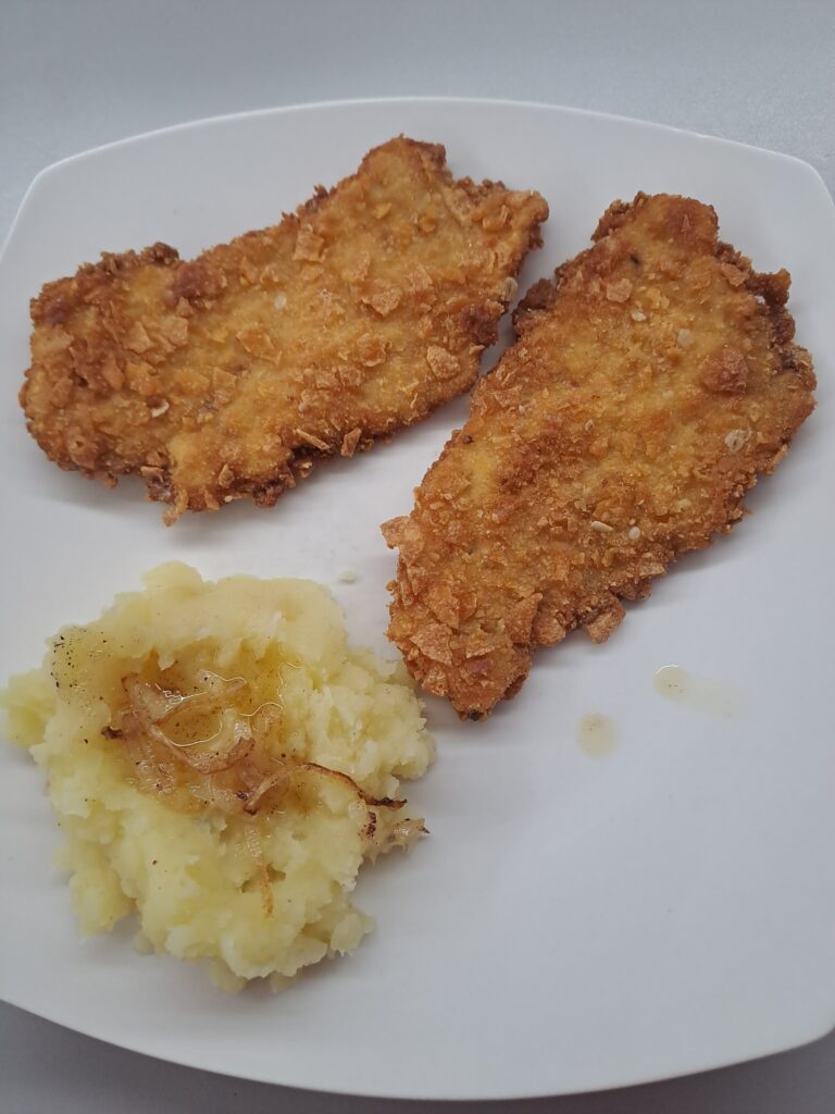 Wienerschnitzel mit Kartoffelpüree angerichtet