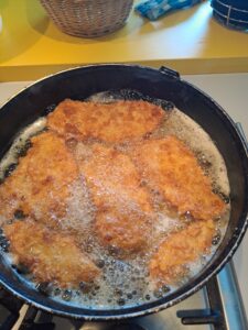 Schnitzel in der Pfanne hellbraun von beiden Seiten frittieren