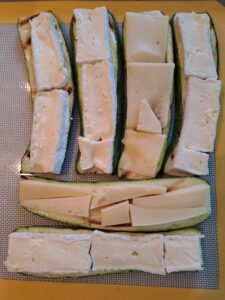 angebratene Zucchini mit Käse belegen