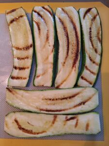 angebratene Zucchini aufs Backblech legen