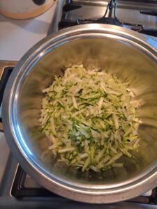 Zucchini mit Salz anbraten