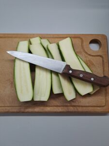 Zucchini in Scheiben schneiden