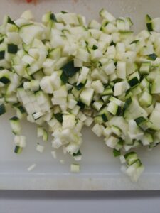 Zucchini sehr klein geschnitten