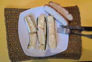Zucchini überbacken vegan, serviert mit Brot