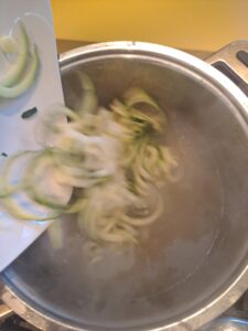 Zucchini-Spaghetti weichkochen