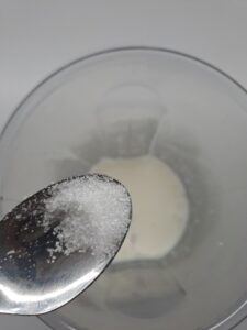 Zucker zum Hefe-Milch-Salz-Gemisch