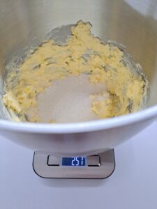 Zucker zur gerührten Margarine bzw. Butter