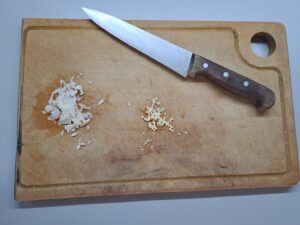 Zwiebel und Knoblauch geschnitten