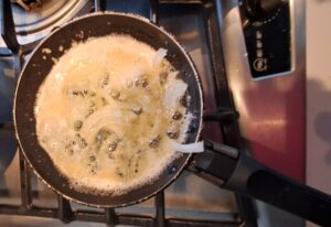 Zwiebel in Butterschmalz golden anrösten
