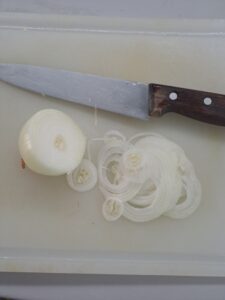 Zwiebel in Ringe schneiden